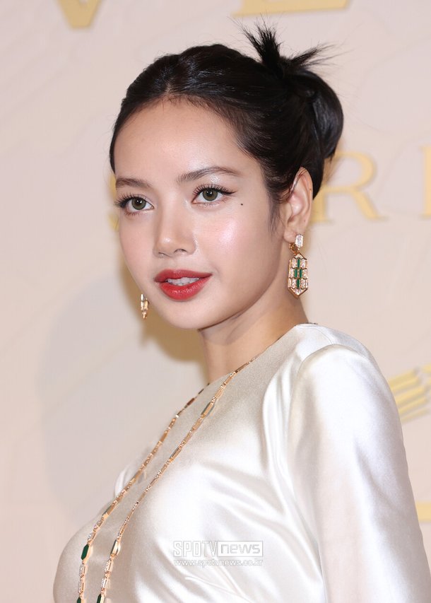 블랙핑크 리사, '19금쇼' 여파인가…中 웨이보 계정 돌연 '삭제'[이슈S] : 네이트 뉴스