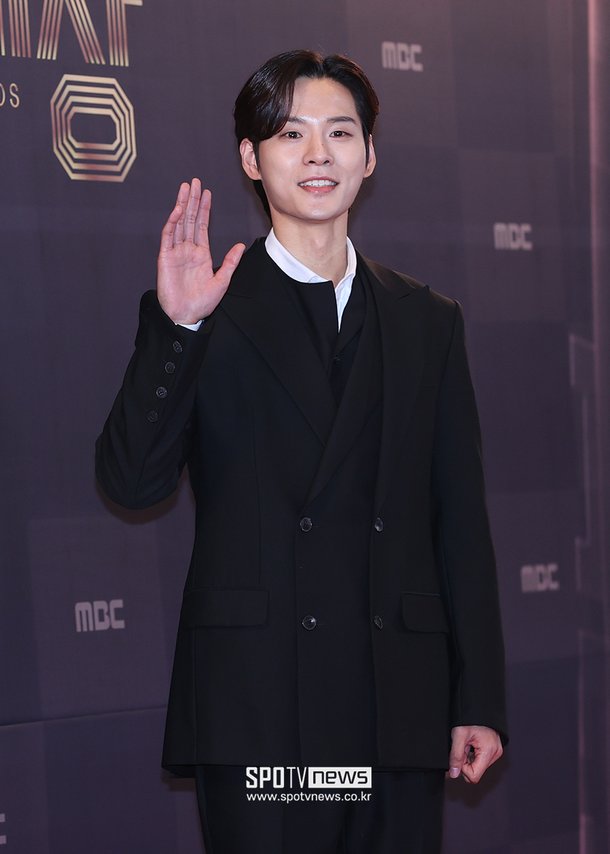 윤지온 
