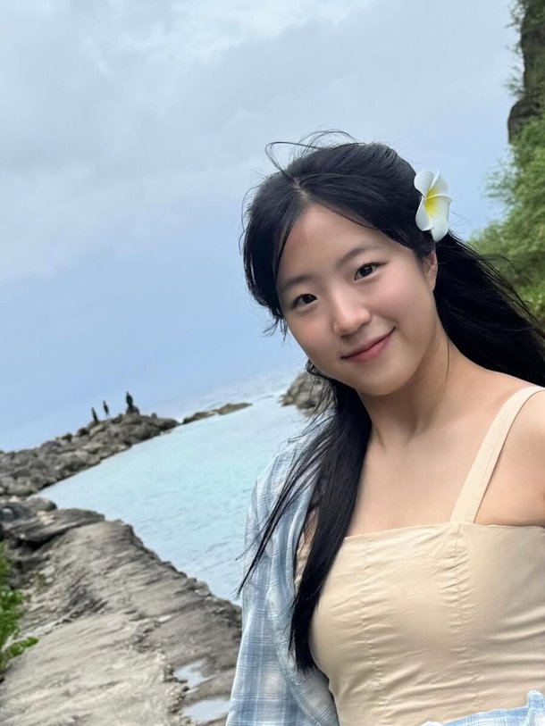 '삐약이' 신유빈, 이런 반전 매력까지? 크리스마스 팬서비스 눈길…청순 자태 뽐냈다 : 네이트 스포츠