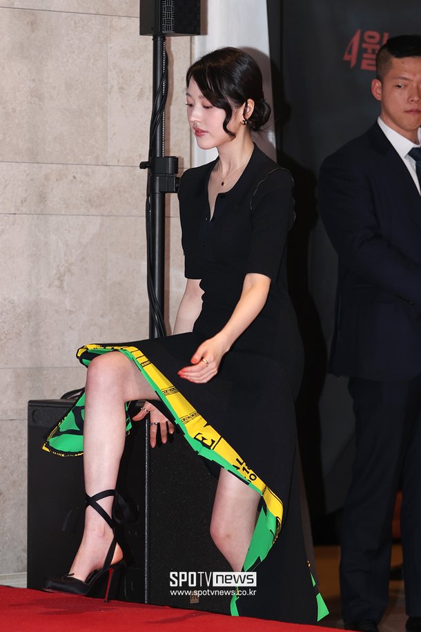 [포토S] 장다아, '계단 오르기 힘든 롱 드레스' : 네이트 연예