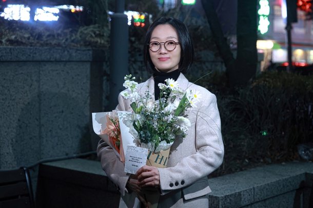 이봉련 배우 드라마 현장 꽃다발 사진
