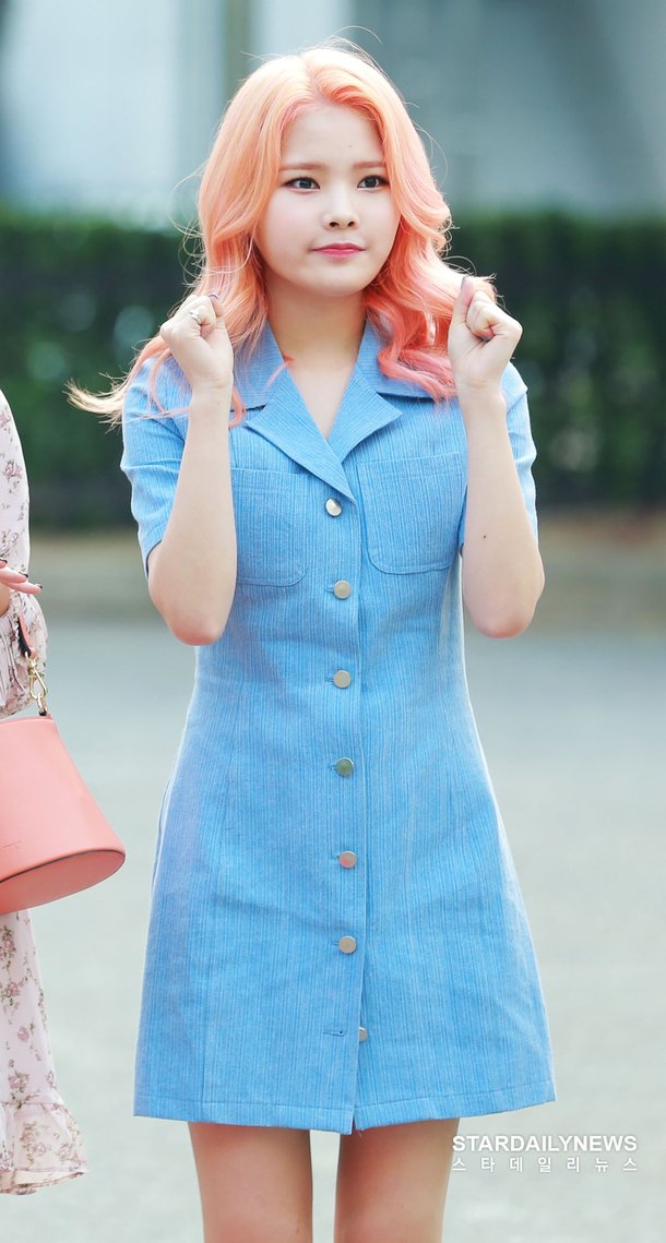 [S포토] 위키미키 리나, '리나 오늘 힘낼 거에요' (뮤직뱅크 출근길) : 네이트 뉴스