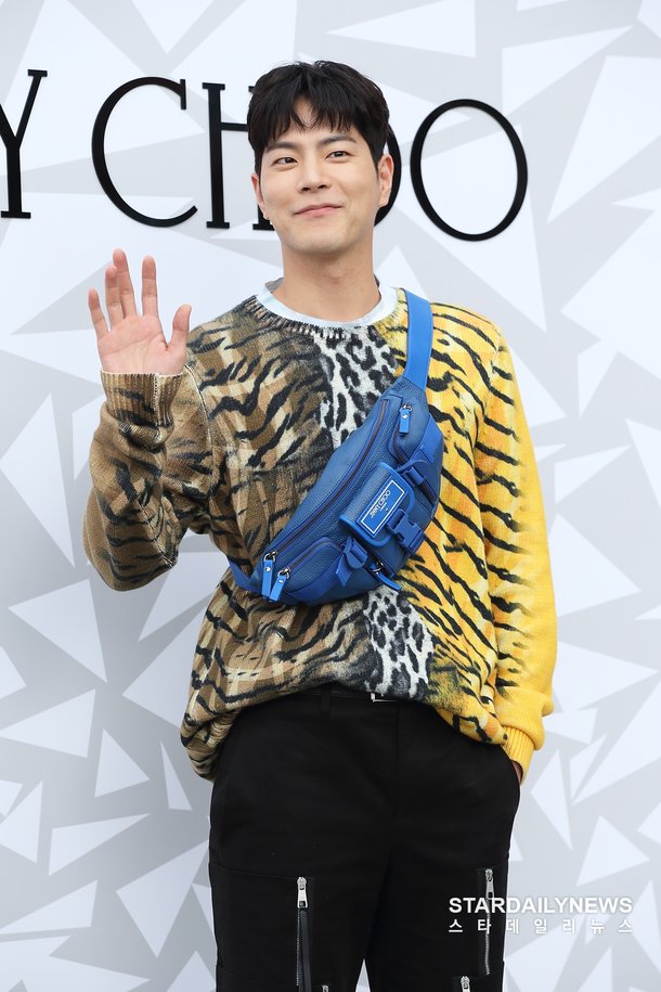 [S포토] 홍종현, '환한 미소로 손인사~' (지미추) : 네이트 연예