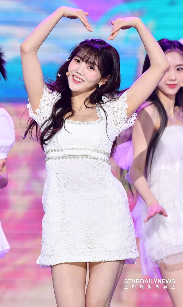 [S포토] 오마이걸 효정, '여러분 사랑해요~' (더쇼) : 네이트 연예