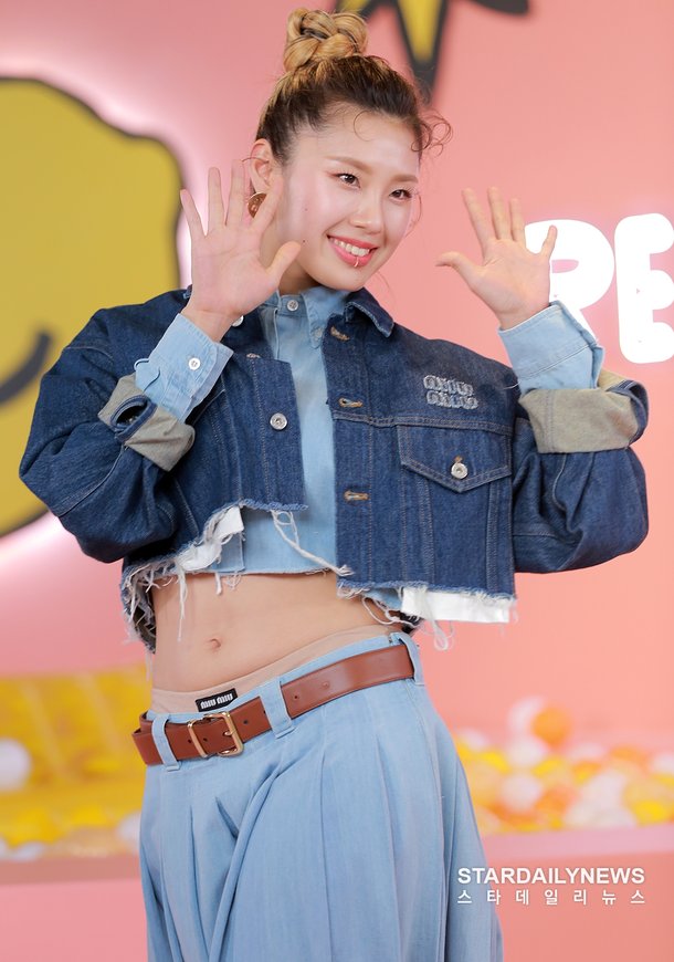 [S포토] 리정, '여러분 안녕~' (플라이 투 더 댄스) : 네이트 연예