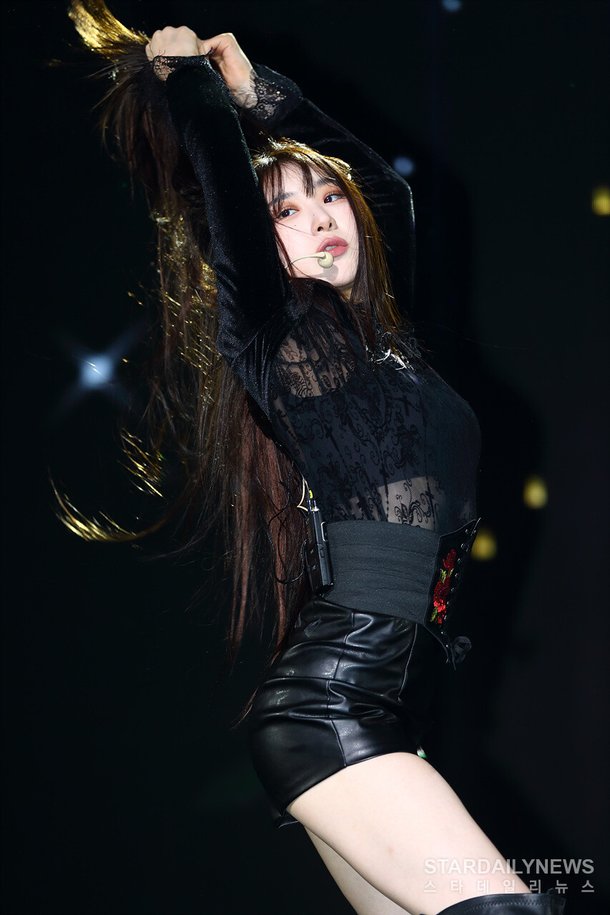 [S포토] 이채연, '넘치는 카리스마~' (쇼케이스) : 네이트 뉴스