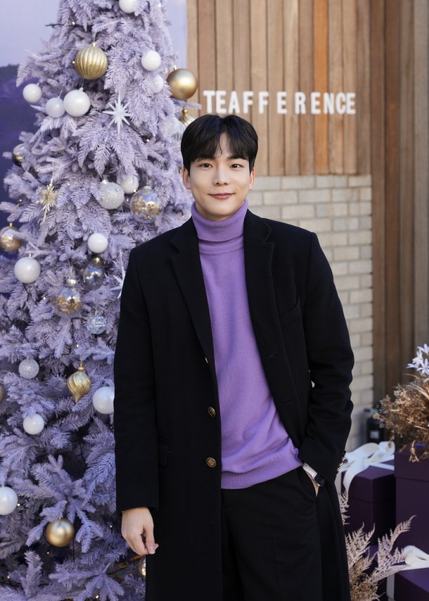 [포토] 티퍼런스 퍼플 트리 앞에서 웃음 짓는 정재호 : 네이트 연예