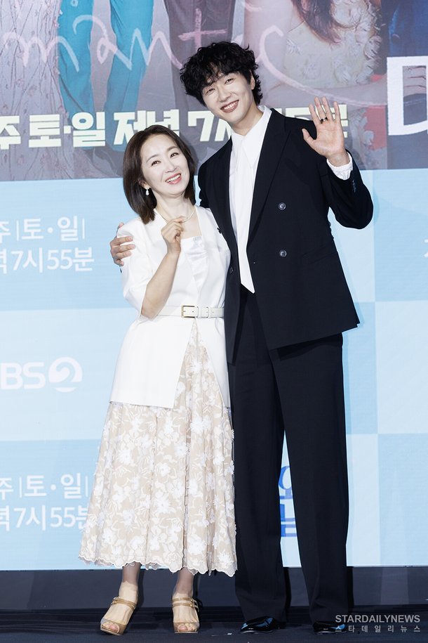 [S포토] 윤유선-지현우, '엄마랑~' (미녀와 순정남) : 네이트 연예