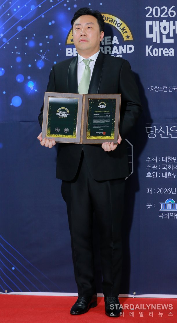 [S포토] SFMK솔루션 정용진 대표, '2026 대한민국 K-브랜드 대상' 수상 : 네이트 연예
