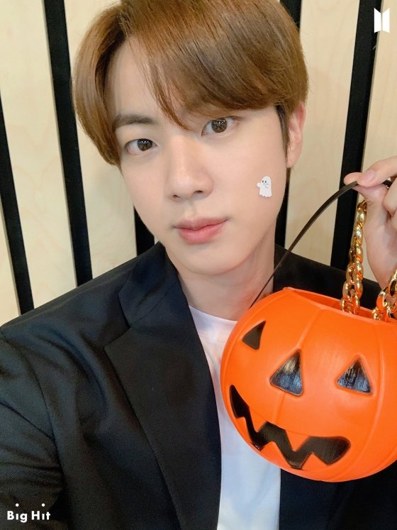 방탄소년단 진, 핼러윈 맞아 깜짝 사진 공개…