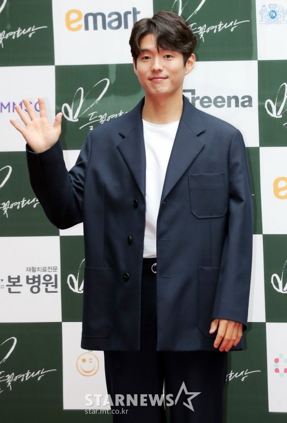 하준 '부드러운 인사'[★포토] : 네이트 연예