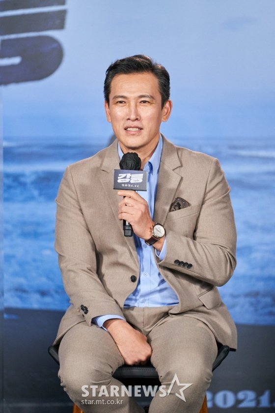답변하는 '강릉' 배우 유오성[★포토] : 네이트 연예