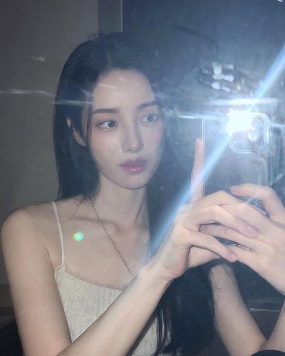 유깻잎, 섬광탄보다 눈부신 미모 '번쩍' [스타IN★] : 네이트 연예