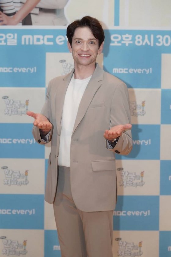 다니엘 린데만 MBC에브리원 행사 손바닥 펼친 사진