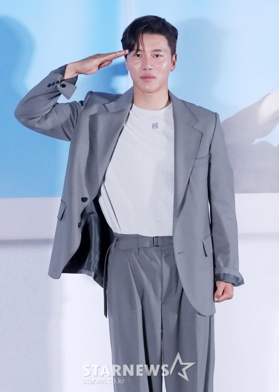 음문석 '절도 넘치는 경례'[★포토] : 네이트 연예