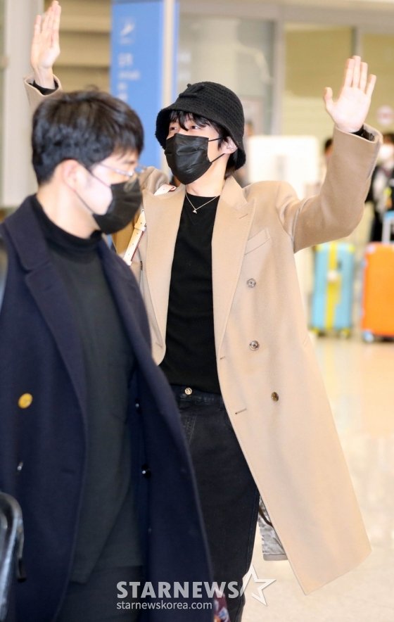 BTS 제이홉 '마중나온 아미들에게 인사'[★포토] : 네이트 뉴스