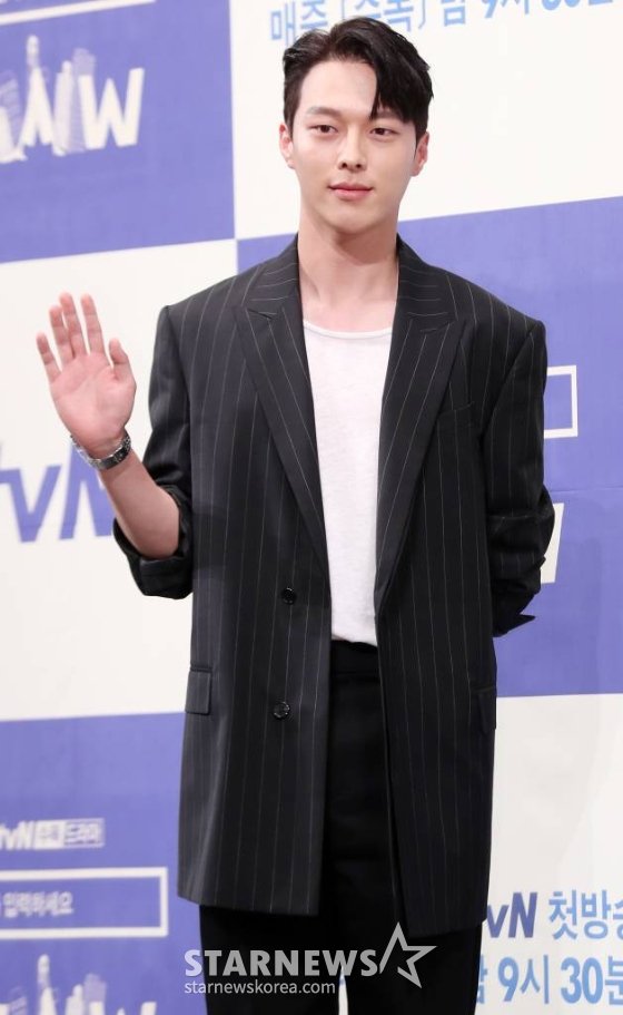 [단독]장기용, '히어로는 아닙니다만' 주연 물망…전역 후 복귀작 될까 : 네이트 연예