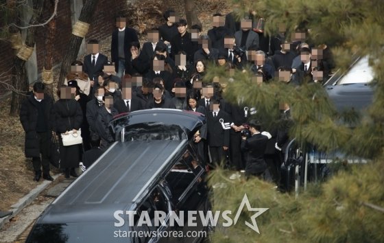 유족-동료들 배웅 속 故 이선균 발인[★포토] : 네이트 연예