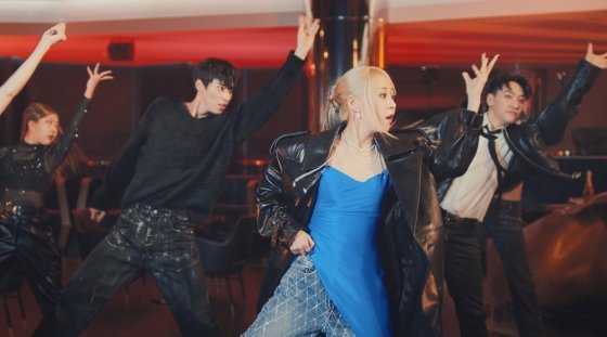 파워풀 퍼포먼스! 문별, 'TOUCHIN&MOVIN' MV 티저 공개 : 네이트 연예