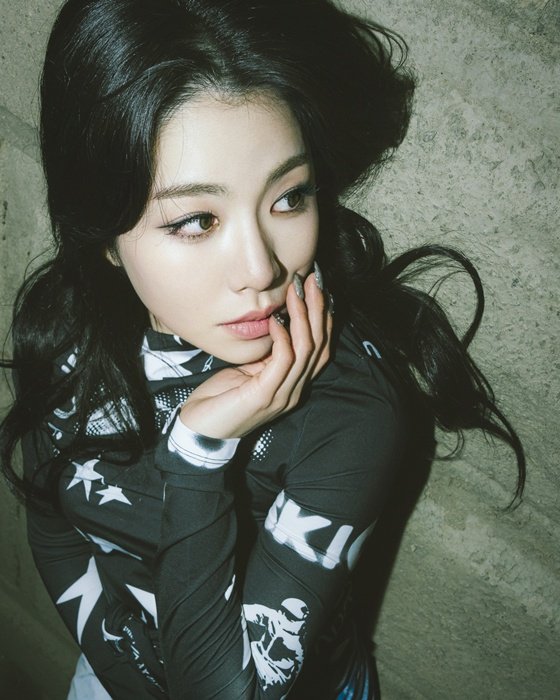 '판듀2 출신' 아영, 오늘(14일) '웨이팅 포 더 선샤인'으로 정식 데뷔 : 네이트 연예