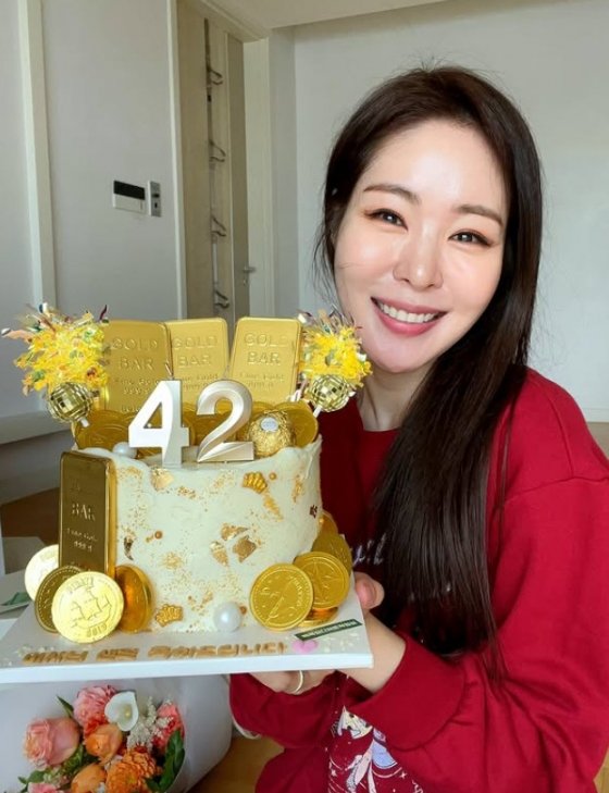 미자, ♥김태현 사랑 듬뿍 받네…골드바 한가득 케이크에 '깜짝' : 네이트 연예