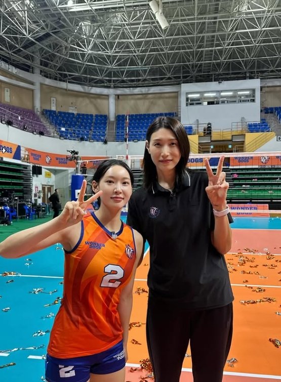 '배구계 청하' 이진, 김연경과 다정한 투샷…