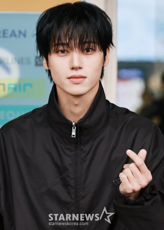에이티즈 우영 '시크한 하트'[★포토] : 네이트 연예