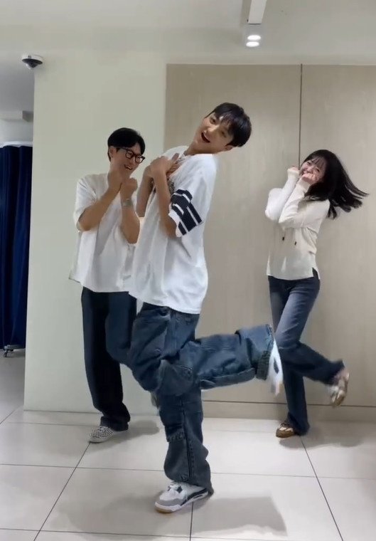 지예은♥바타 커플, 투샷 터졌다 [스타이슈] : 네이트 연예