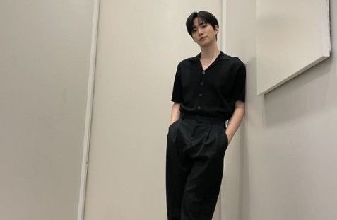 2PM 준호, 블랙 패션으로 뽐낸 시크미 '남친짤 장인' [리포트:컷] : 네이트 연예
