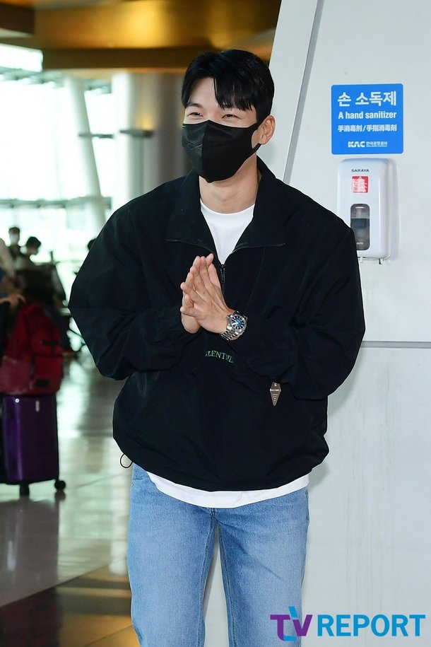 [T포토] 위하준 '두 손 모으고 인사' : 네이트 연예