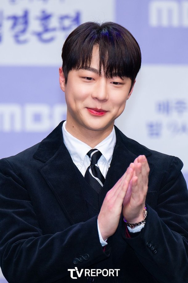 [T포토] 배인혁 '수줍은 미소와 함께 박수' : 네이트 연예