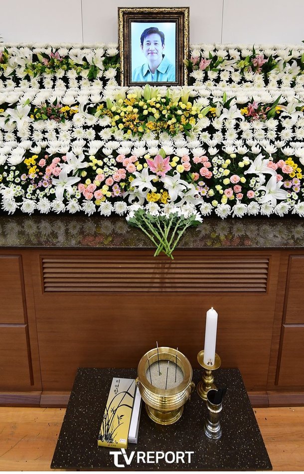 [T포토] 서울대학교병원 장례식장에 마련된 故 이선균 빈소 : 네이트 연예
