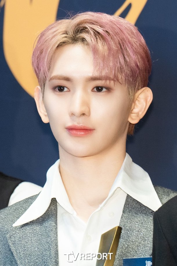 [T포토] LEW '핑크 컬러가 찰떡' : 네이트 연예