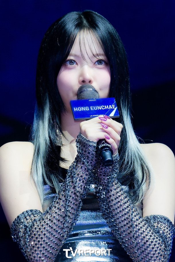 [T포토] 르세라핌 홍은채 '마이크 꼬옥 잡고' : 네이트 연예