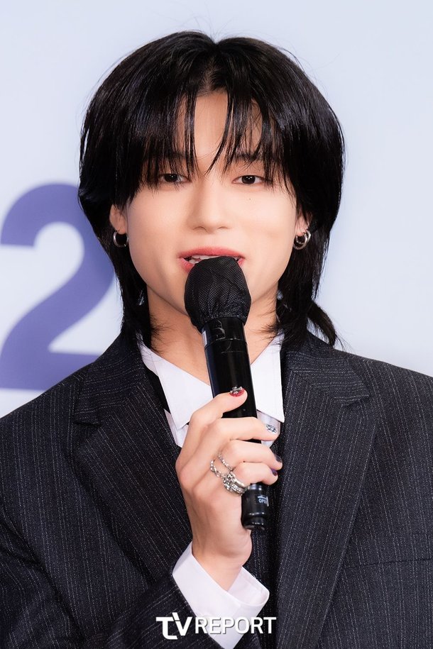 [T포토] 에이티즈 우영 '장발 깜고는 사랑입니다' : 네이트 연예