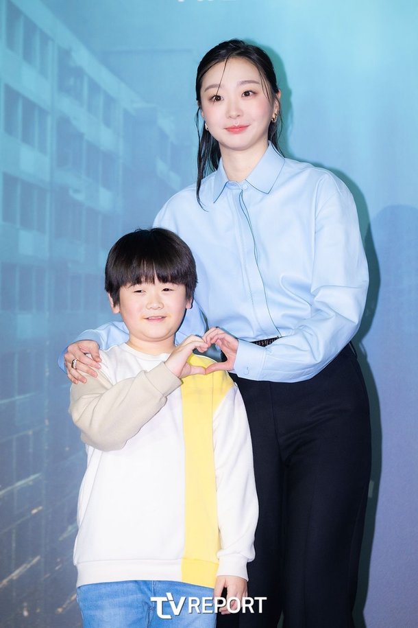 [T포토] 권은성-김다미 '엄마와 함께 하트' : 네이트 연예