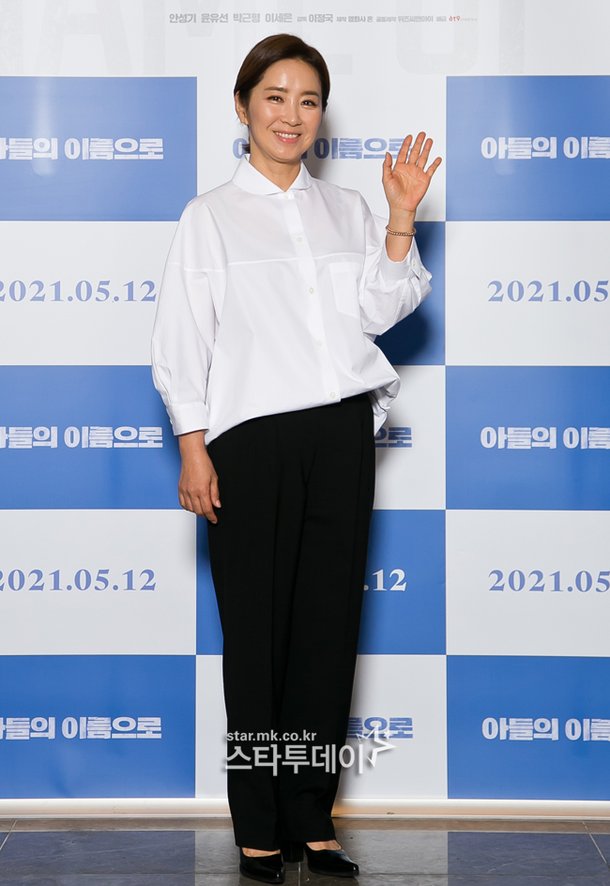 [포토] 윤유선, 반갑게 손인사 : 네이트 연예