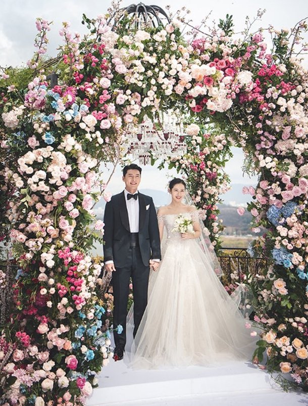 현빈♥손예진, 결혼식 사진 공개…영화 속 한장면? : 네이트 연예