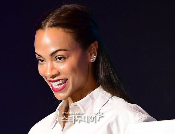 [포토] 조 샐다나, 한국팬 향해 밝은 미소 : 네이트 연예