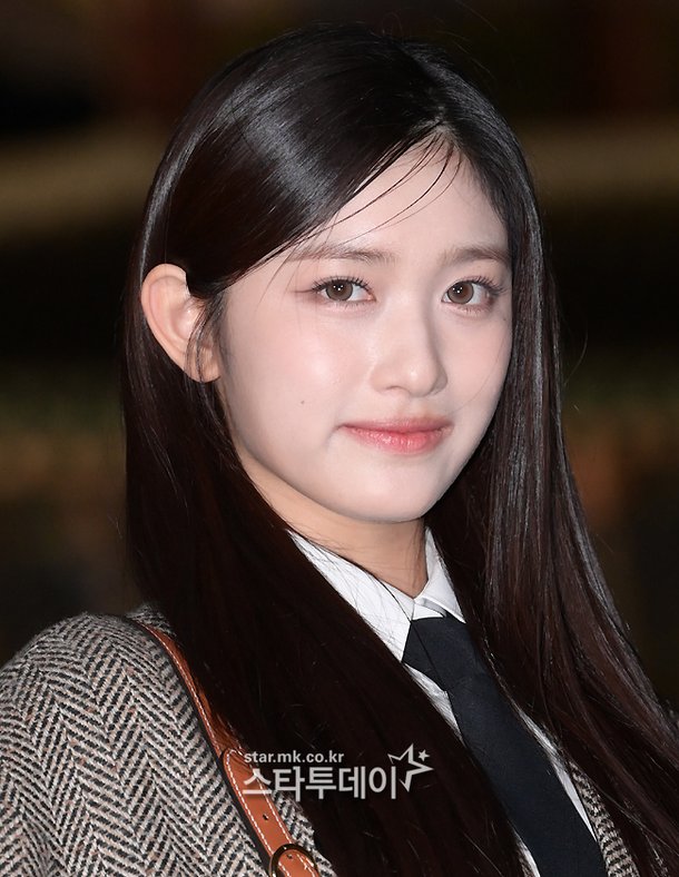 [포토] 아이브 이서, 수줍게 미소 : 네이트 연예