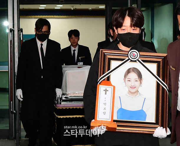[포토] 故 박보람, 환한 미소 영정…슬픈 발인 | 아이돌24시 : 네이트 연예