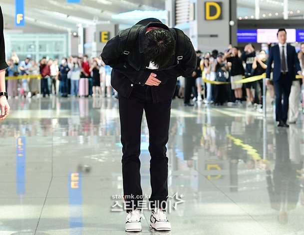 [포토] BTS 진, 공항에서 한가위 인사 : 네이트 연예