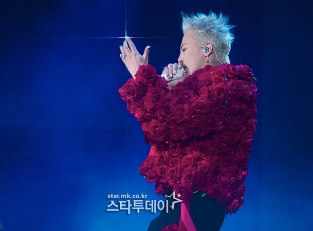 [포토] 지디, 손끝까지 빛나는 : 네이트 연예