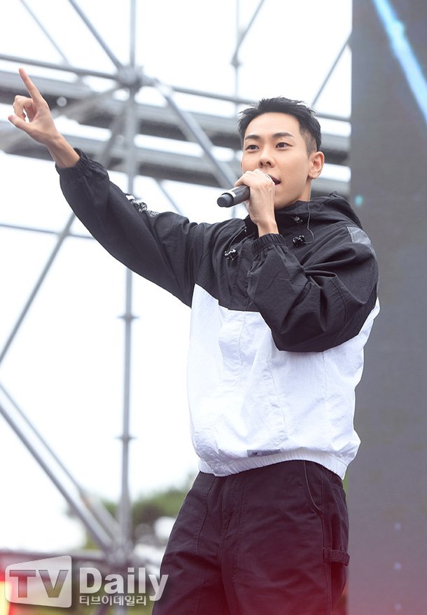 [TD포토] 로꼬 '함께해요~' : 네이트 연예