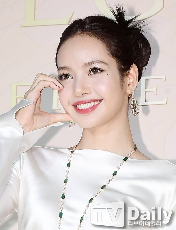 블랙핑크 리사, '19금 누드쇼' 출연 두고 누리꾼 갑론을박 [이슈&톡] : 네이트 연예
