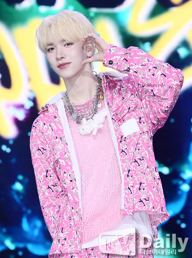[TD포토] 엔싸인 한준 '핑크빛 하트' : 네이트 연예
