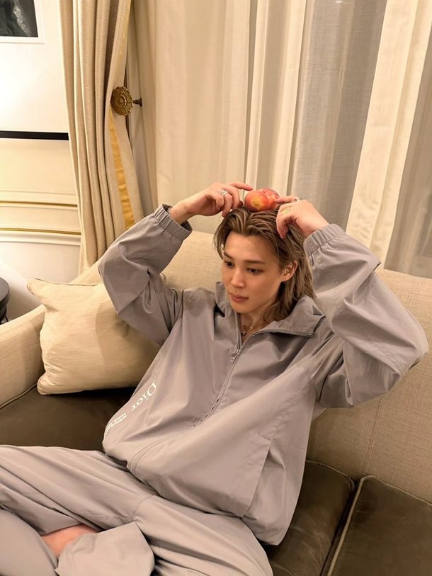 '인간 복숭아' BTS 지민, 우아한 파리 일상 [★한컷] : 네이트 연예