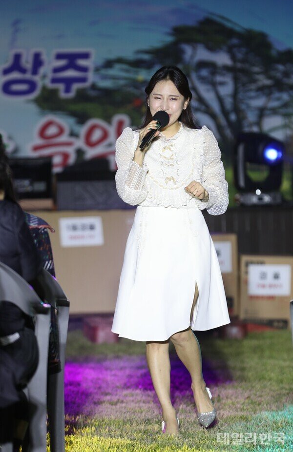 상주에서 공연하는 가수 단비 : 네이트 뉴스
