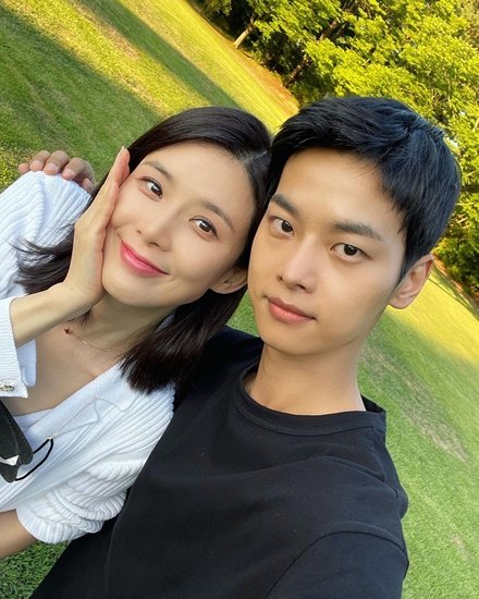 차학연, 배우 김서형X이보영과 다정한 한 컷…