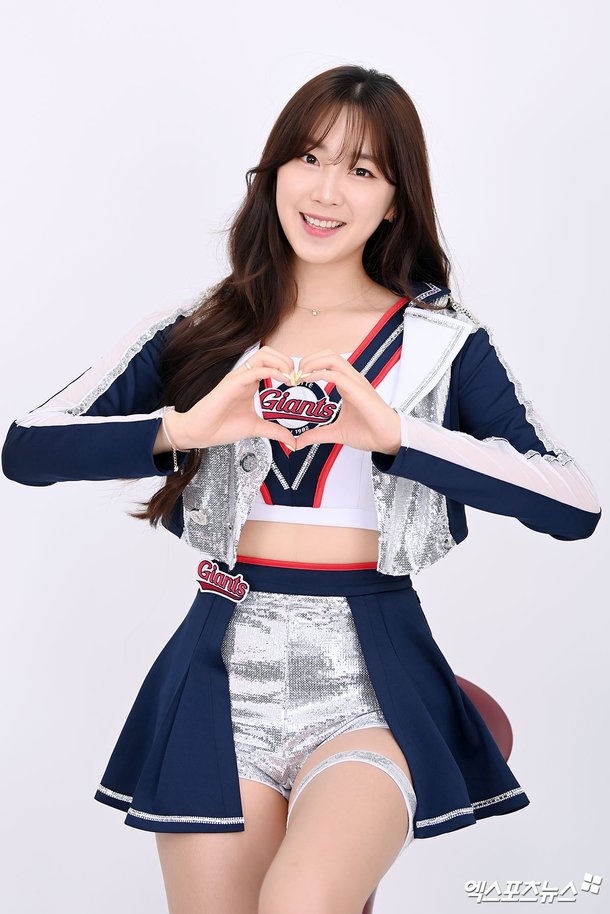 안지현 치어리더 경기장 공연과 활동 사진 9